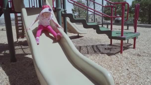 Bambina Che Gioca Sul Parco Giochi Bambini All Aperto Nel — Video Stock