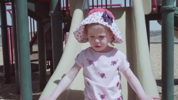 Κοριτσάκι Παίζει Στην Εξωτερική Παιδική Χαρά Στην Προαστιακή Γειτονιά — Αρχείο Βίντεο