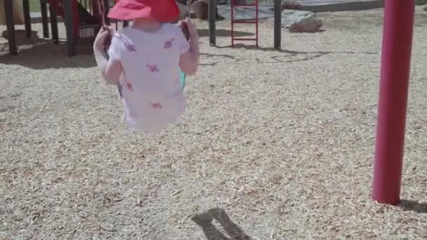 Niña Jugando Parque Infantil Aire Libre Barrio Suburbano — Vídeo de stock