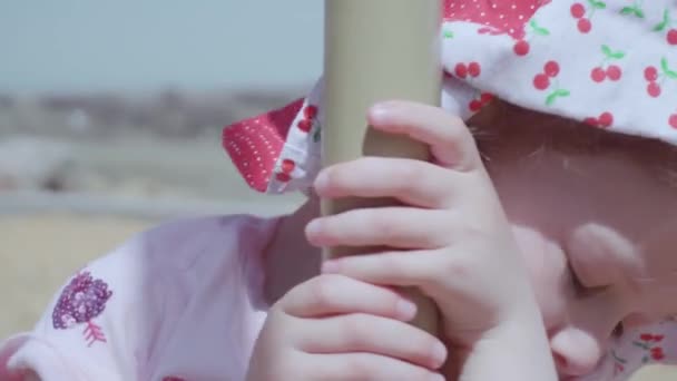 Bambina Che Gioca Sul Parco Giochi Bambini All Aperto Nel — Video Stock