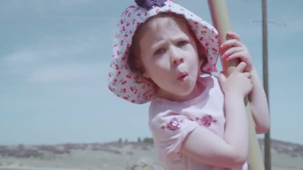 郊外の近所で屋外の子供用遊び場で遊ぶ少女 — ストック動画
