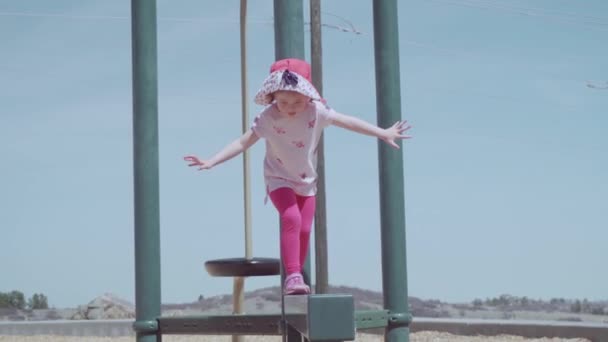 Kleines Mädchen Spielt Auf Spielplatz Vorstadt — Stockvideo