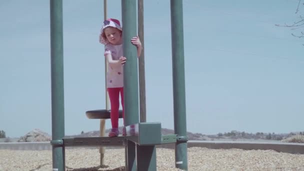 Маленька Дівчинка Грає Відкритому Повітрі Дитячий Майданчик Приміському Районі — стокове відео