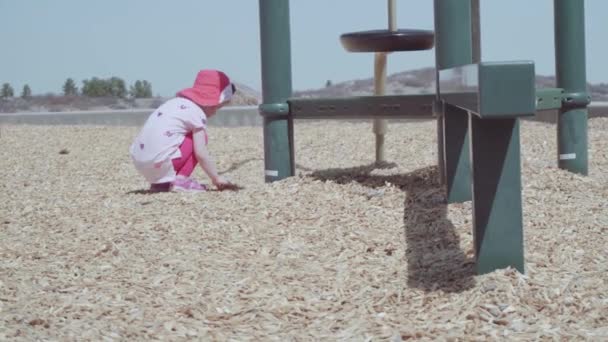 Kleines Mädchen Spielt Auf Spielplatz Vorstadt — Stockvideo