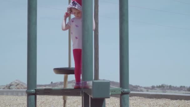 Niña Jugando Parque Infantil Aire Libre Barrio Suburbano — Vídeo de stock