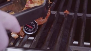 Adım adım. Biber ve açık gaz sarı soğan ile pişirme tavuk şiş kebap ızgara