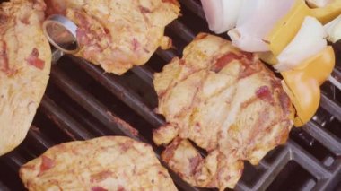 Adım adım. Biber ve açık gaz sarı soğan ile pişirme tavuk şiş kebap ızgara