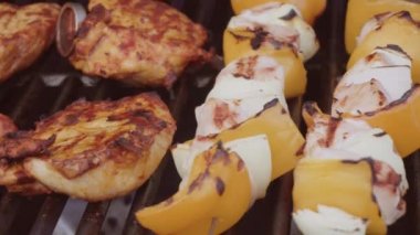 Adım adım. Biber ve açık gaz sarı soğan ile pişirme tavuk şiş kebap ızgara