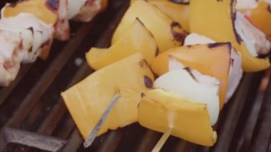 Adım adım. Biber ve açık gaz sarı soğan ile pişirme tavuk şiş kebap ızgara