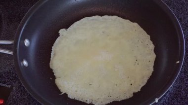 Adım adım. Kahvaltı için sıfırdan Rus krep yapmak