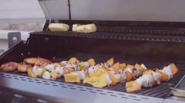 Adım adım. Biber ve açık gaz sarı soğan ile pişirme tavuk şiş kebap ızgara