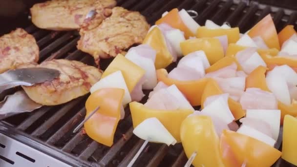 Stap Voor Stap Koken Kip Shish Kabobs Met Paprika Gele — Stockvideo