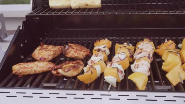 Paso Paso Cocinar Brochetas Pollo Con Pimientos Cebollas Amarillas Parrilla — Vídeo de stock