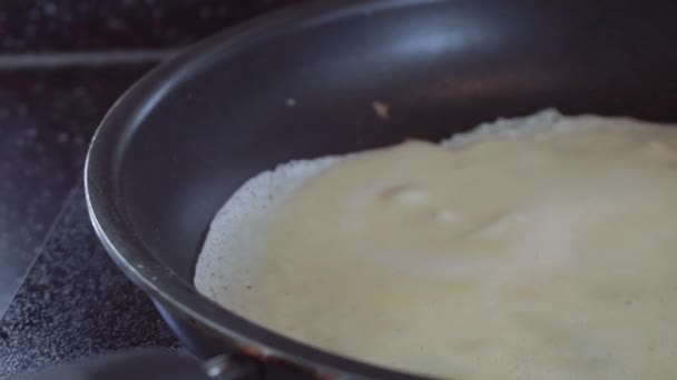 一歩一歩 朝食は最初からロシアのパンケーキを作る — ストック動画