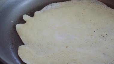 Adım adım. Kahvaltı için sıfırdan Rus krep yapmak