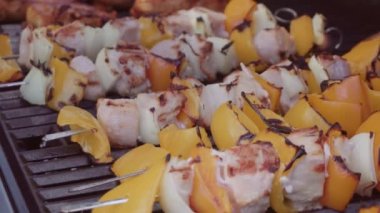 Adım adım. Biber ve açık gaz sarı soğan ile pişirme tavuk şiş kebap ızgara