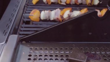 Adım adım. Biber ve açık gaz sarı soğan ile pişirme tavuk şiş kebap ızgara