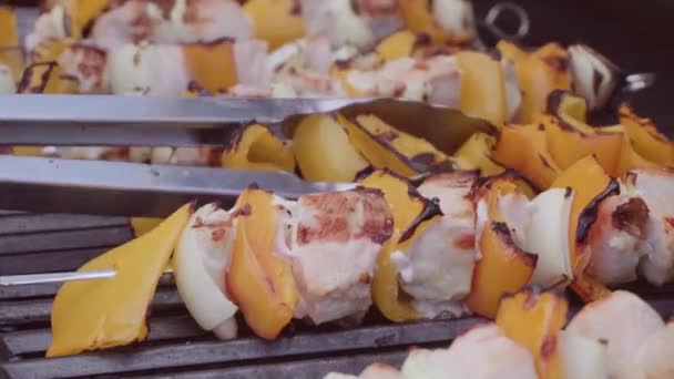 Krok Kroku Grill Gotowanie Kabobs Shish Kurczaka Papryką Żółte Cebule — Wideo stockowe