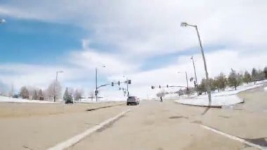 Denver, Colorado, ABD-27 Mart 2018-zaman sukut. POV-sürüş iş parkın içinden sonra bahar kar fırtınası