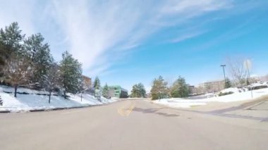 Denver, Colorado, ABD-27 Mart, 2018-Pov-sürüş banliyö yolda yakın alışveriş merkezi: