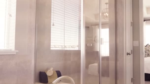 Moderní Hlavní Koupelna Luxusní Dům — Stock video