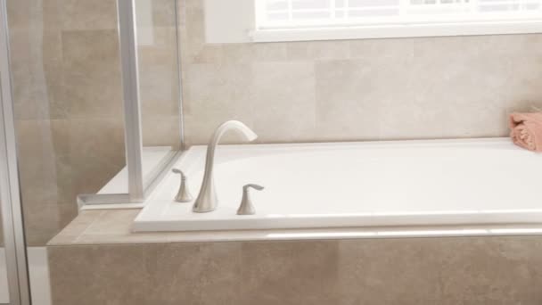 Baño Principal Moderno Casa Lujo — Vídeo de stock