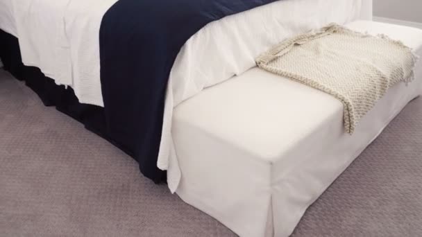 Modern Yatak Odası Lüks Bir Şekilde Döşenmiş — Stok video