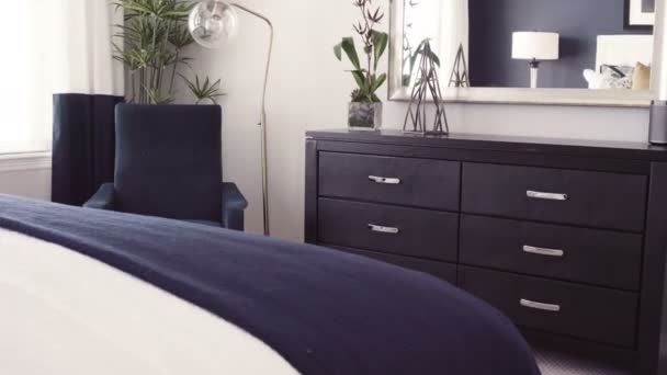 Modern Eingerichtetes Hauptschlafzimmer Luxuriösem Eigenheim — Stockvideo