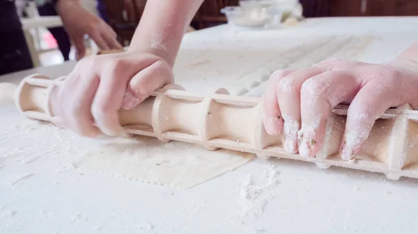 Faire des raviolis italiennes — Photo