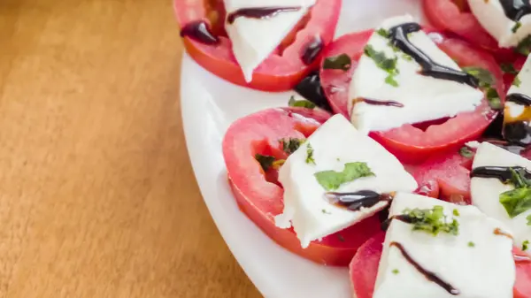 Mordidas de tomate e mussarela — Fotografia de Stock