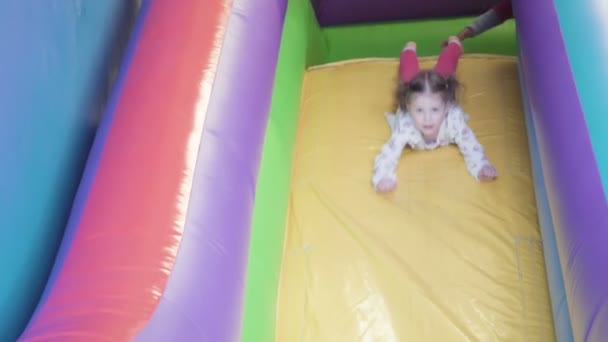 Kleines Mädchen Hat Spaß Auf Aufblasbarem Spielplatz — Stockvideo