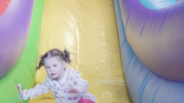 Menina Pequena Que Diverte Campo Jogos Inflável — Vídeo de Stock