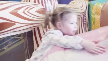 Küçük kız şişme oyun parkında eğleniyor