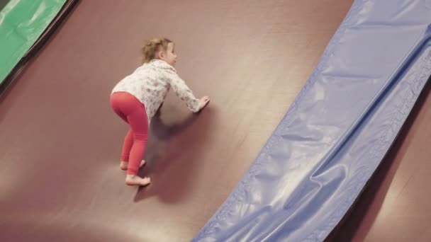 Menina Pequena Que Diverte Campo Jogos Inflável — Vídeo de Stock