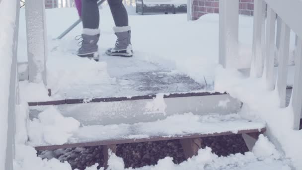 Denver Colorado Eua Março 2018 Limpeza Varanda Traseira Com Neve — Vídeo de Stock