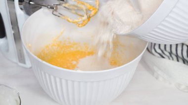 Vanilyalı kek yapıyorum.