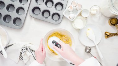 Vanilyalı kek yapıyorum.