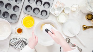 Vanilyalı kek yapıyorum.