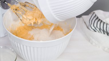 Vanilyalı kek yapıyorum.