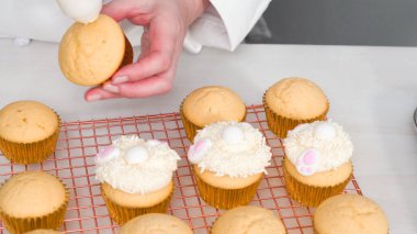 Vanilyalı kek yapıyorum.