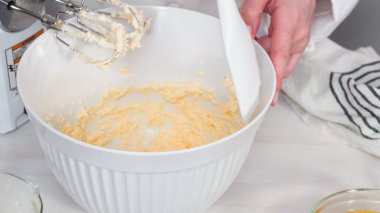 Vanilyalı kek yapıyorum.