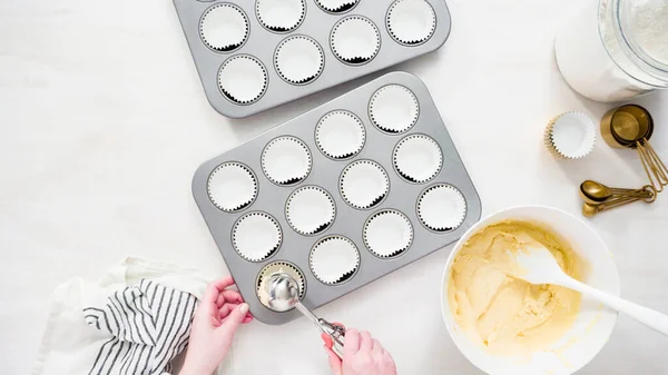 Bakning vaniljmuffins — Stockfoto
