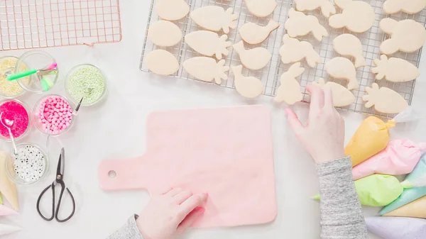 Faire des biscuits de Pâques — Photo