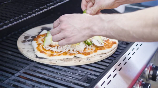 Cucinare la pizza — Foto Stock