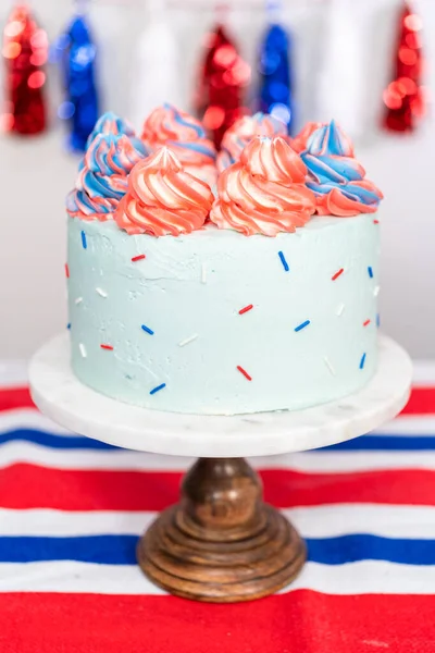 Vanilla round cake — Stock Photo, Image