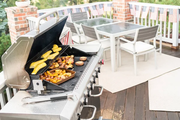 Het grillen van aardappelen — Stockfoto