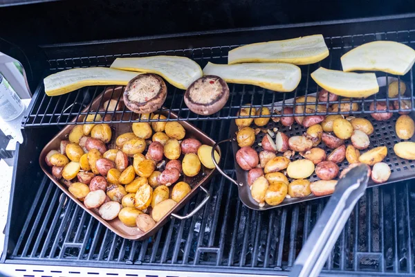 Grillning potatis — Stockfoto