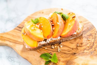 Şeftali ricotta tost