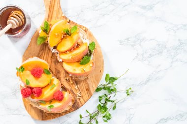 Şeftali ricotta tost