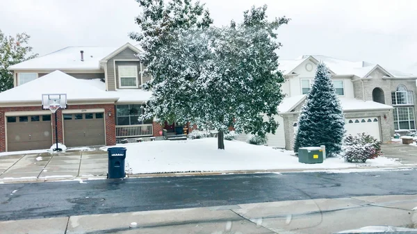 Driving in suburbs — Stock Photo, Image